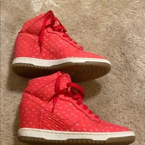 Nike sneaker wedge, Red print size 7.5